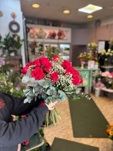 Laden Sie das Bild in den Galerie-Viewer, Rosenstrauß mit V.I.PINK Rosen