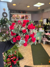 Laden Sie das Bild in den Galerie-Viewer, Rosenstrauß mit V.I.PINK Rosen